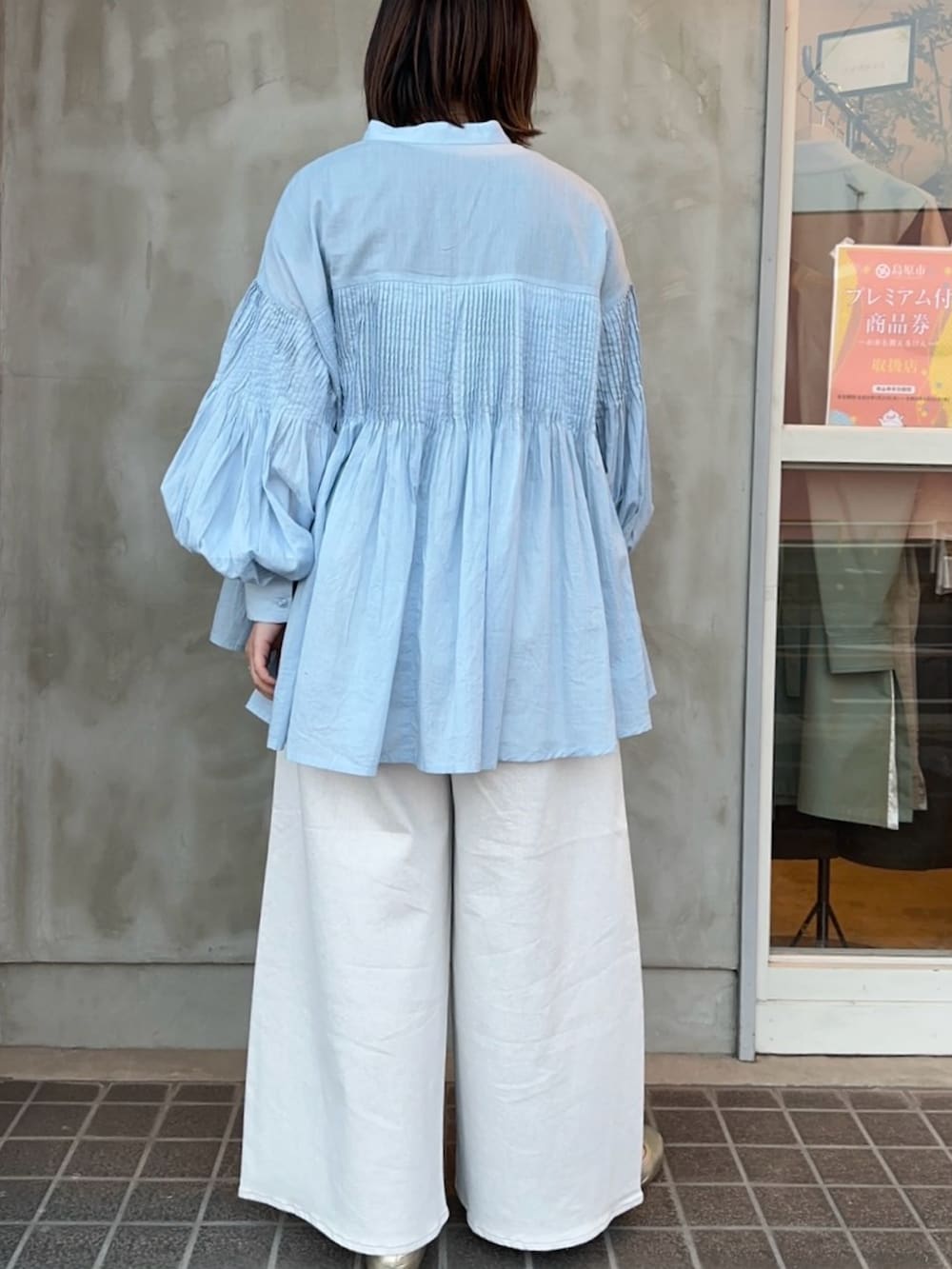 ブルー系のシャツ/ブラウス、ブルー系のデニムパンツを着用したレディースの春コーディネートの3枚目の写真