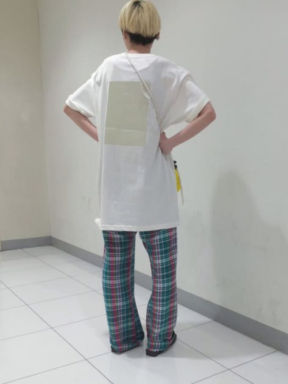 ホワイト系のTシャツ/カットソー、グリーン系のその他パンツ、イエロー系のかごバッグを着用したレディースの夏コーディネートの2枚目の写真