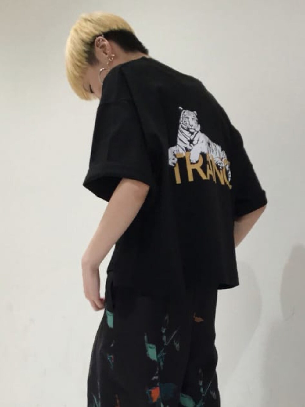 ブラック系のTシャツ/カットソー、ブルー系のその他パンツを着用したレディースの春コーディネートの2枚目の写真