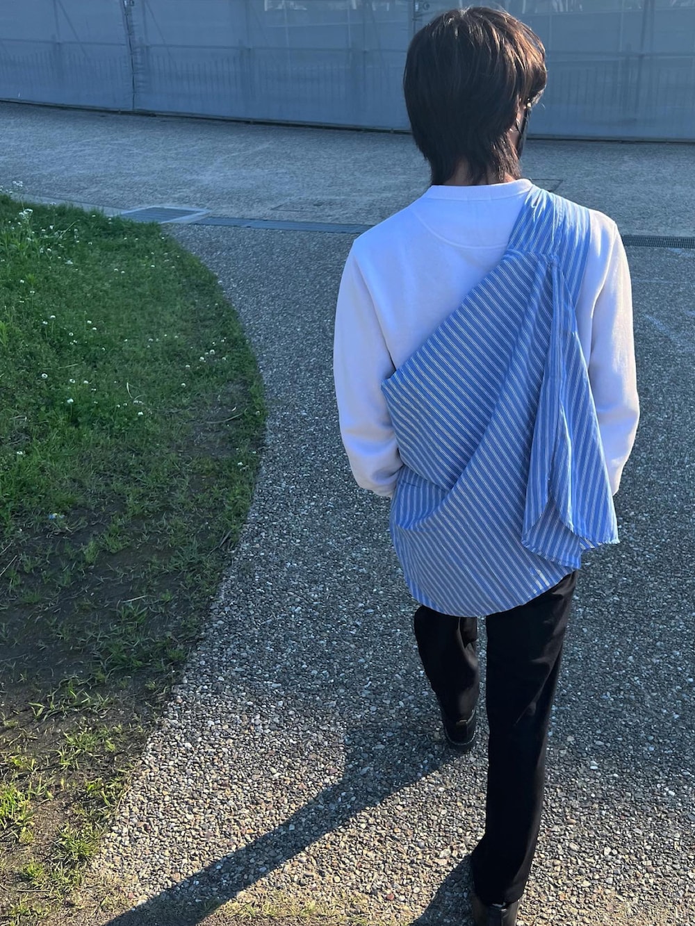 ブルー系のシャツ/ブラウス、ホワイト系のスウェット、ブラック系のスラックスを着用したメンズの春コーディネートの2枚目の写真