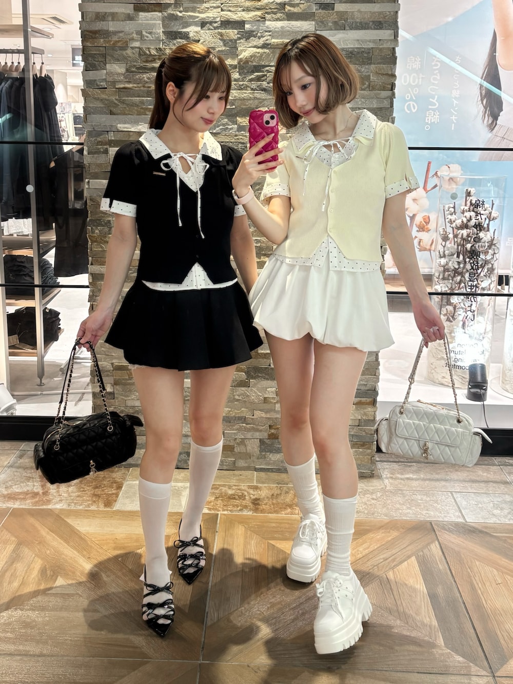 イエロー系のニット/セーター、ブラック系のニット/セーター、ブラック系のスカートを着用したレディースの夏コーディネートの2枚目の写真