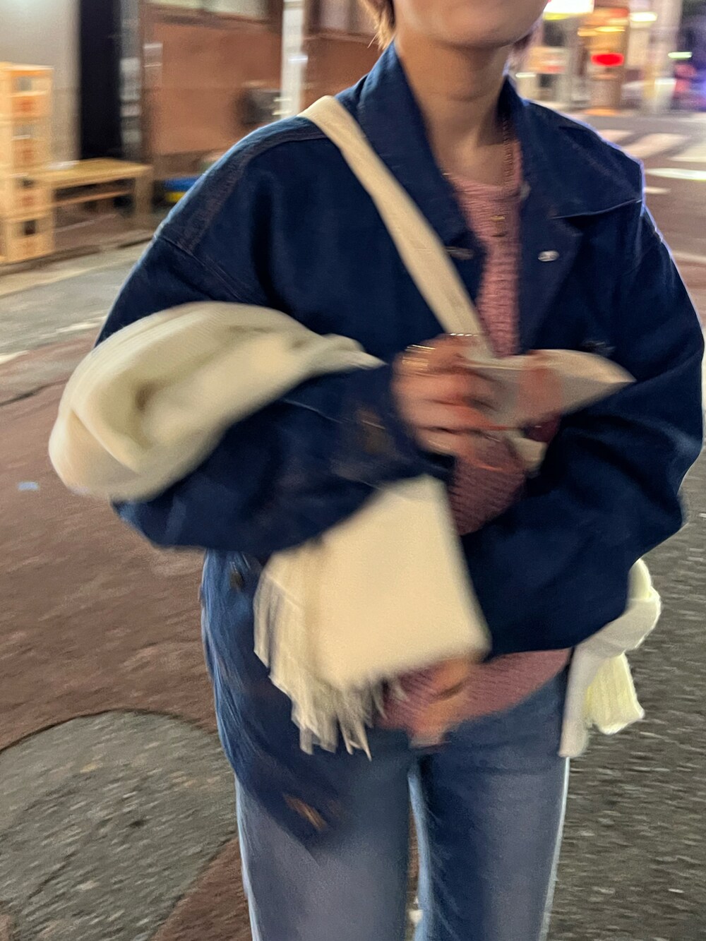 ブルー系のデニムジャケット、ピンク系のニット/セーター、ブルー系のデニムパンツを着用したレディースの秋コーディネートの2枚目の写真