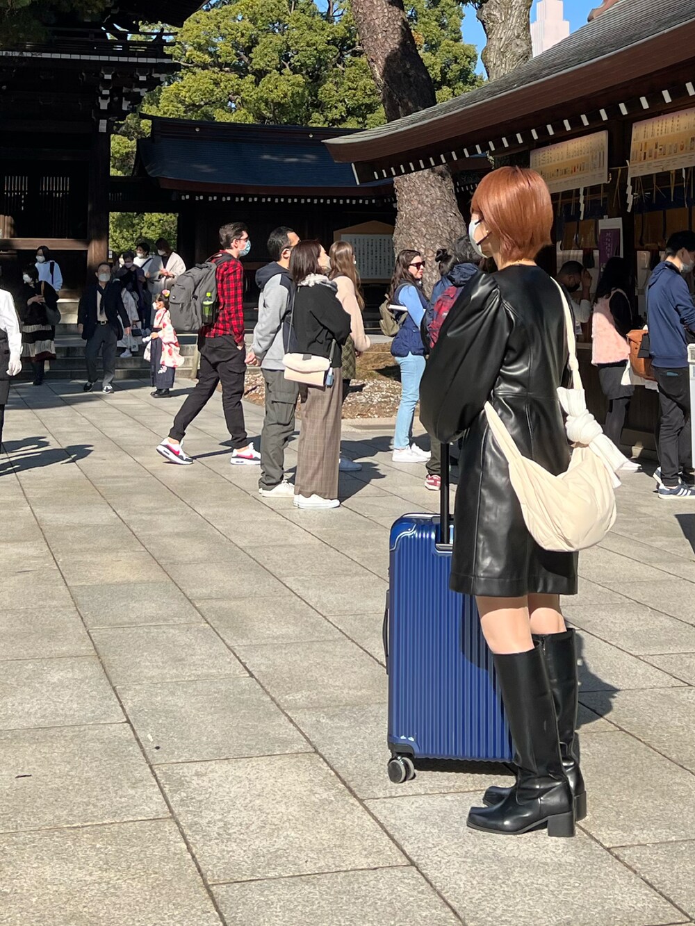 ブラック系のワンピース、ブラック系のブーツを着用したレディースの秋コーディネートの2枚目の写真