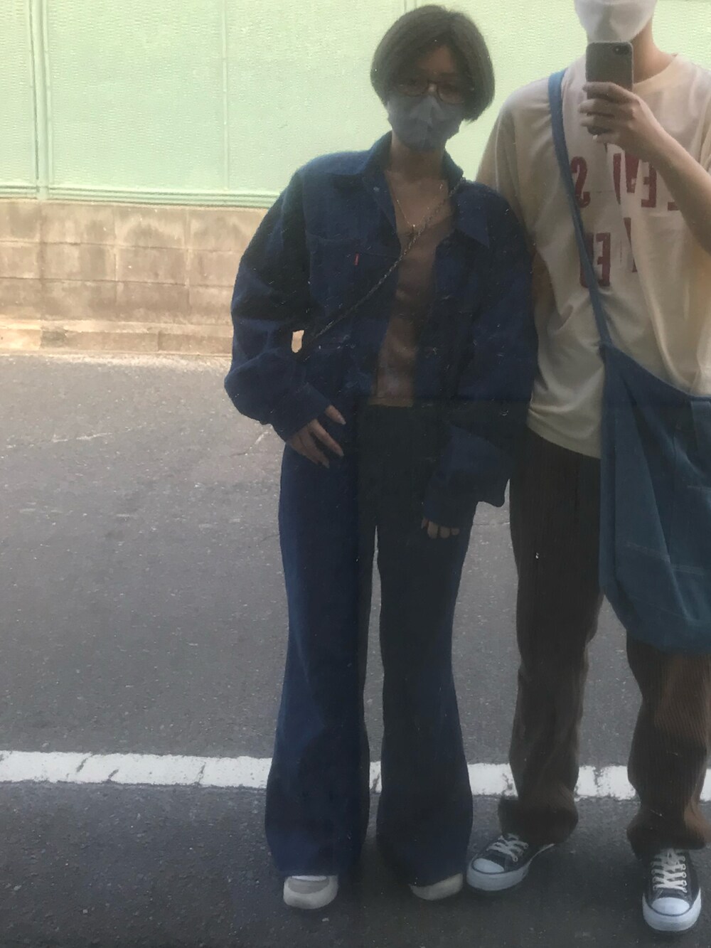 ブラウン系のニット/セーター、ブルー系のデニムジャケット、ブルー系のデニムパンツを着用したレディースの春コーディネートの2枚目の写真