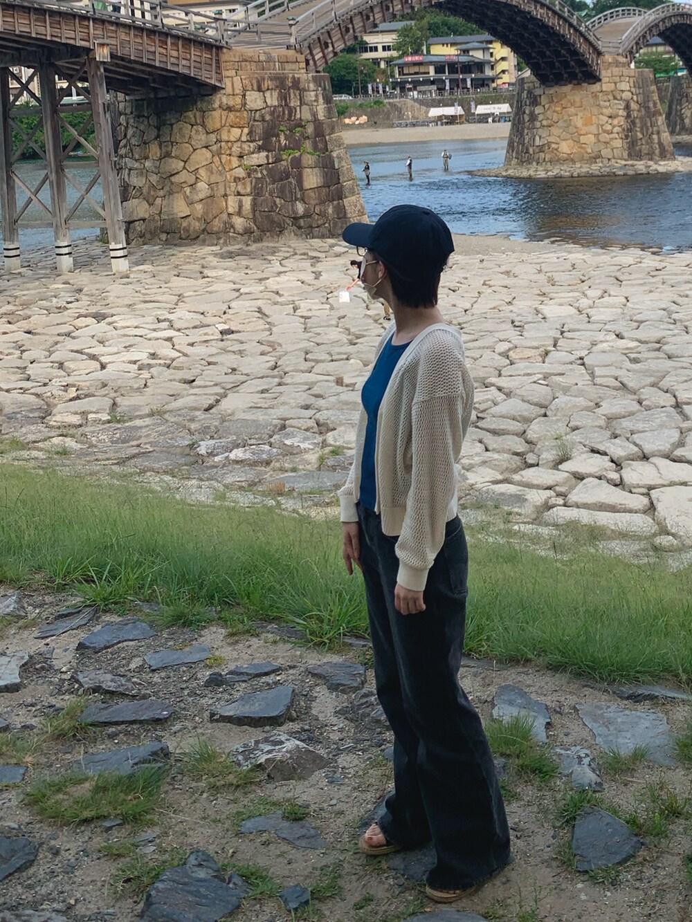 ホワイト系のカーディガン/ボレロ、ブルー系のタンクトップ、ブラック系のデニムパンツを着用したレディースの夏コーディネートの2枚目の写真