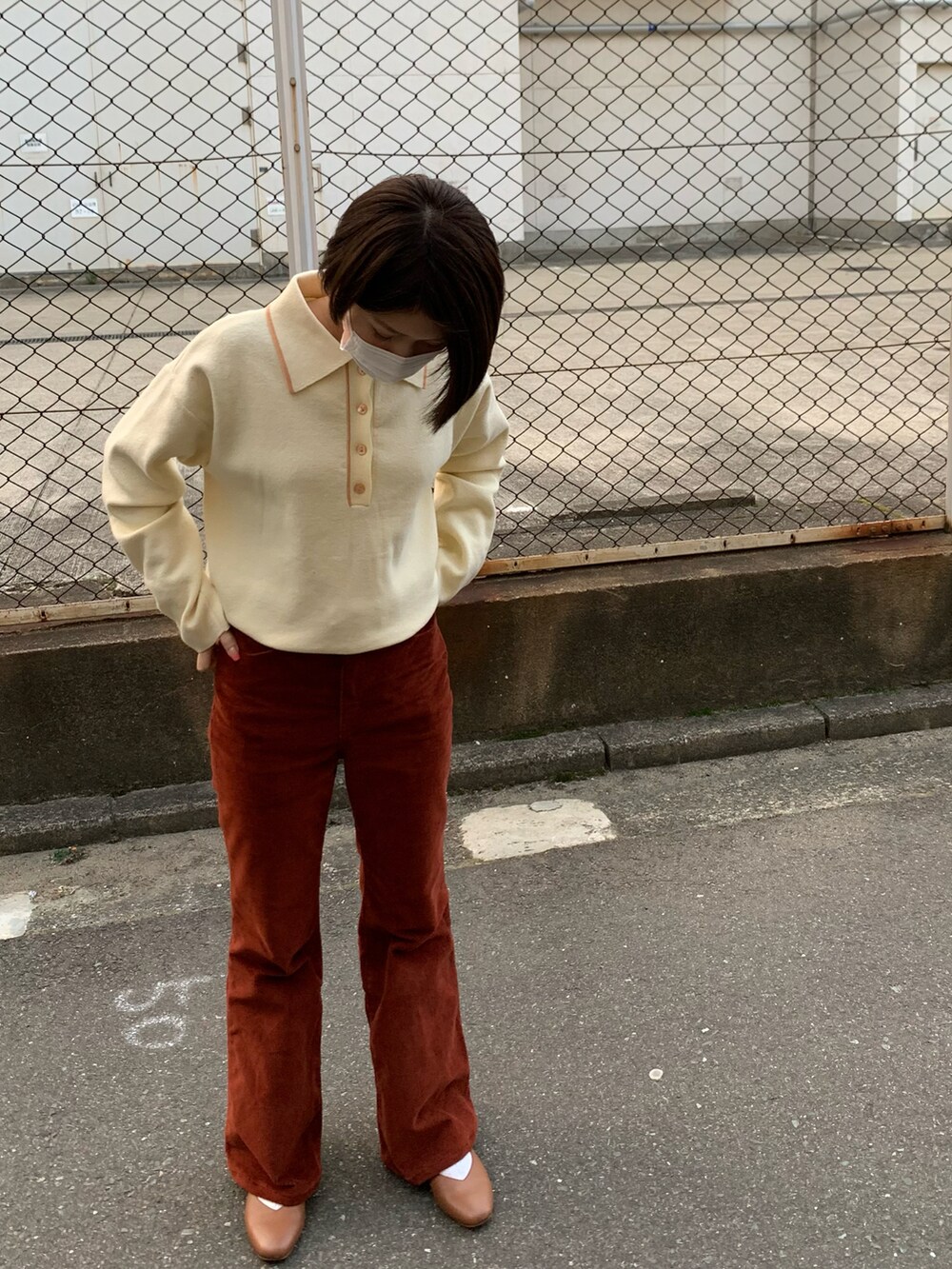 イエロー系のトップス、レッド系のその他パンツを着用したレディースの春コーディネートの2枚目の写真