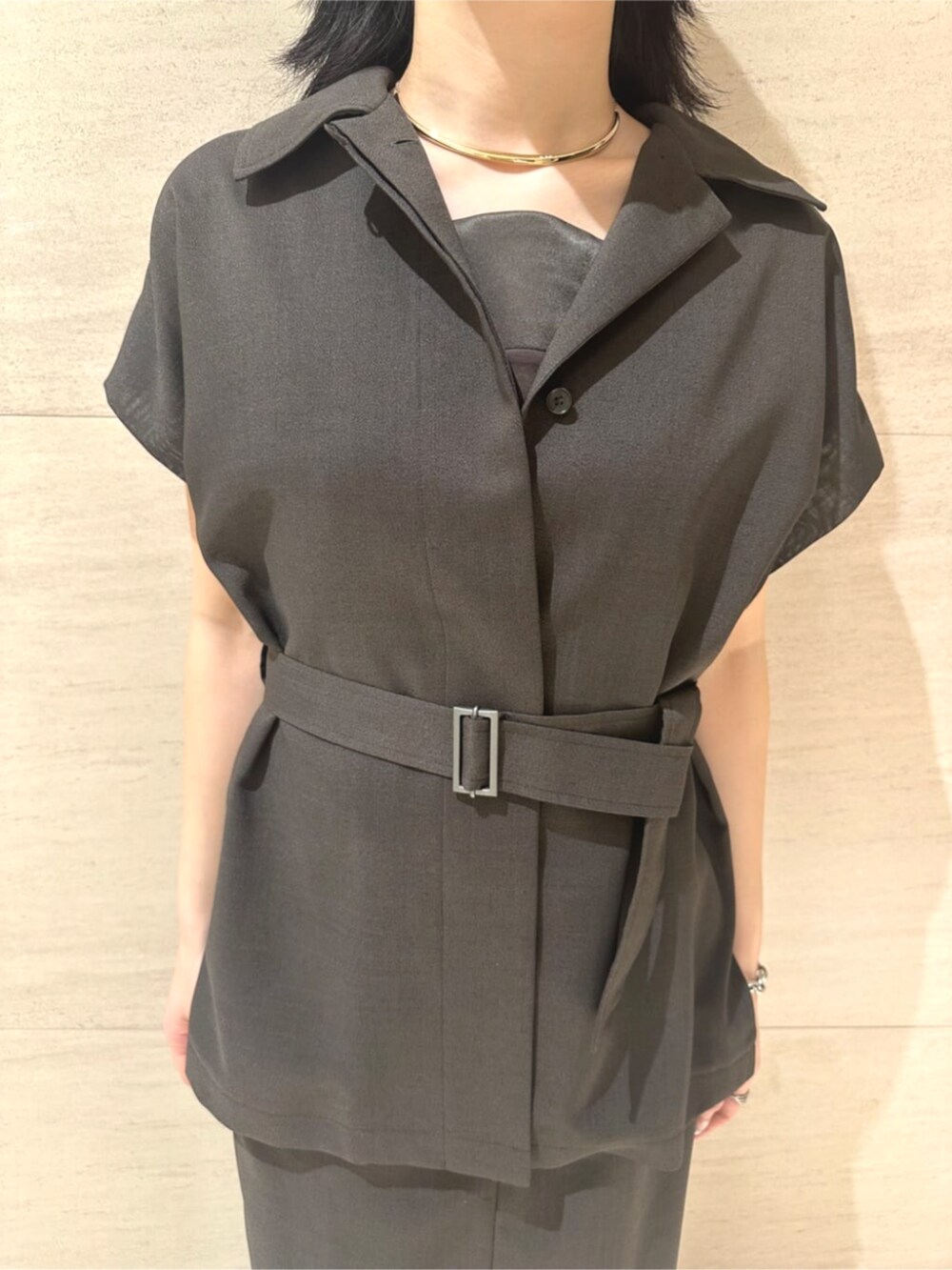 ブラウン系のベスト、ブラウン系のスカート、ブラウン系のキャミソールを着用したレディースの春コーディネートの4枚目の写真