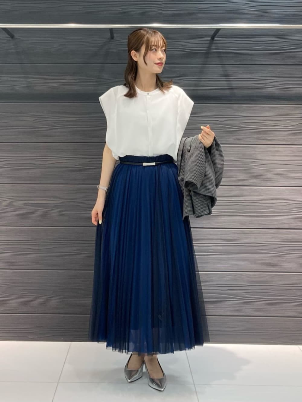 シルバー系のパンプス、グレー系のテーラードジャケット、ホワイト系のシャツ/ブラウスを着用したレディースの夏コーディネートの3枚目の写真