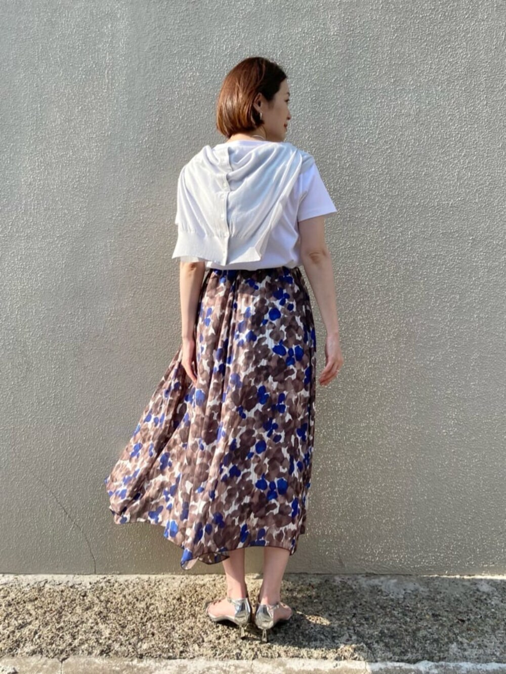 ブラウン系のスカート、ホワイト系のTシャツ/カットソー、グレー系のカーディガン/ボレロを着用したレディースの夏コーディネートの5枚目の写真