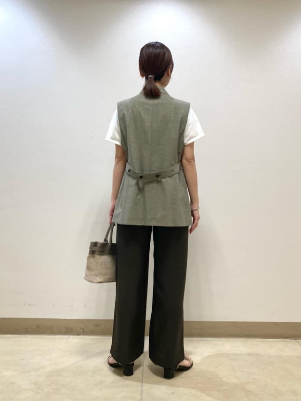 ベージュ系のベスト、ブラウン系のその他パンツ、ホワイト系のTシャツ/カットソーを着用したレディースの春コーディネートの4枚目の写真