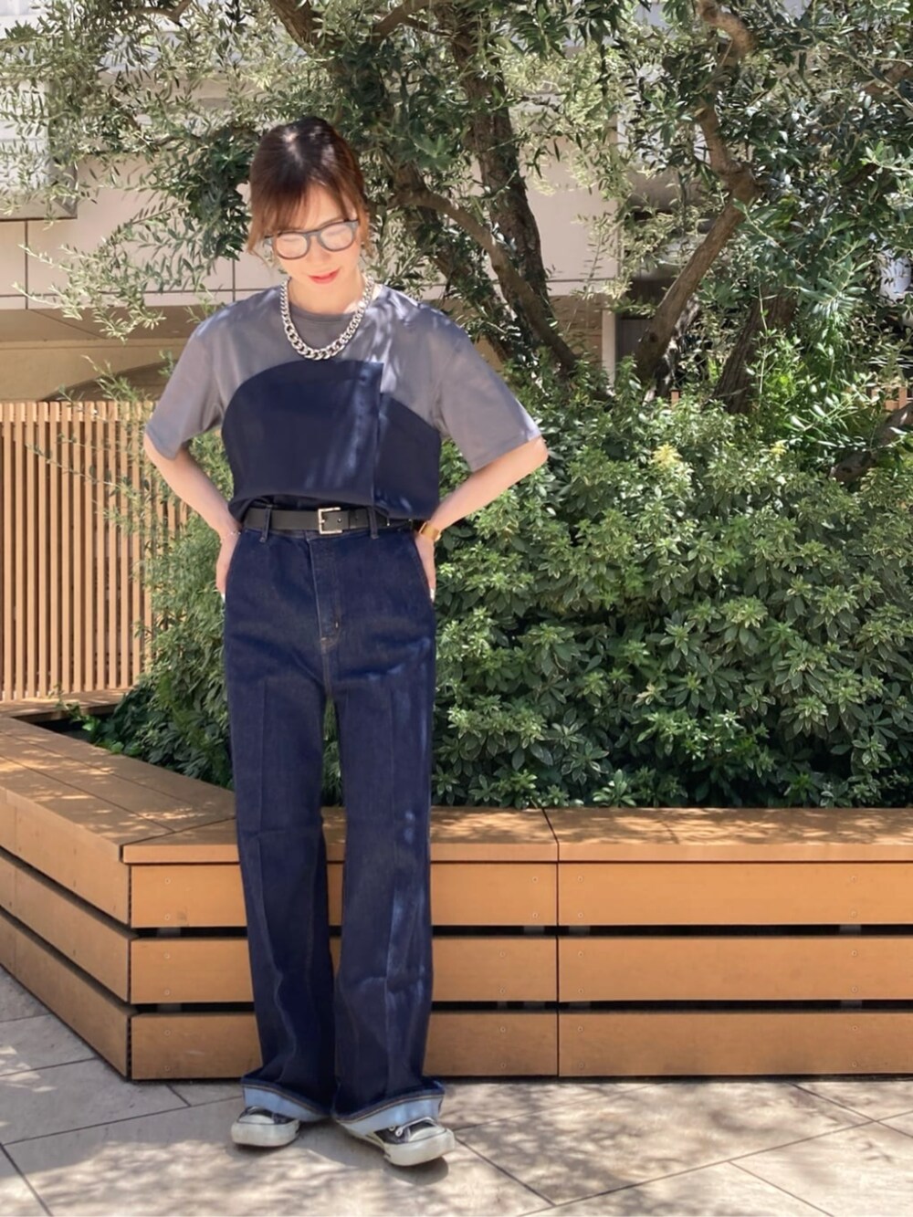 ブルー系のデニムパンツ、ブルー系のTシャツ/カットソー、シルバー系のネックレスを着用したレディースの夏コーディネートの2枚目の写真