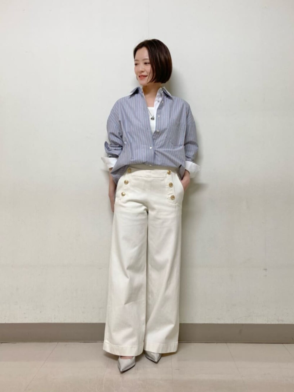 ブルー系のシャツ/ブラウス、ホワイト系のシャツ/ブラウス、ブルー系のデニムパンツを着用したレディースの春コーディネートの2枚目の写真