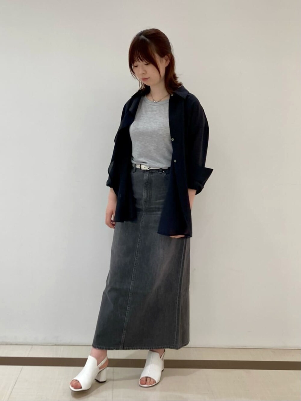 ホワイト系のサンダル、ブラック系のシャツ/ブラウス、グレー系のスカートを着用したレディースの春コーディネートの2枚目の写真