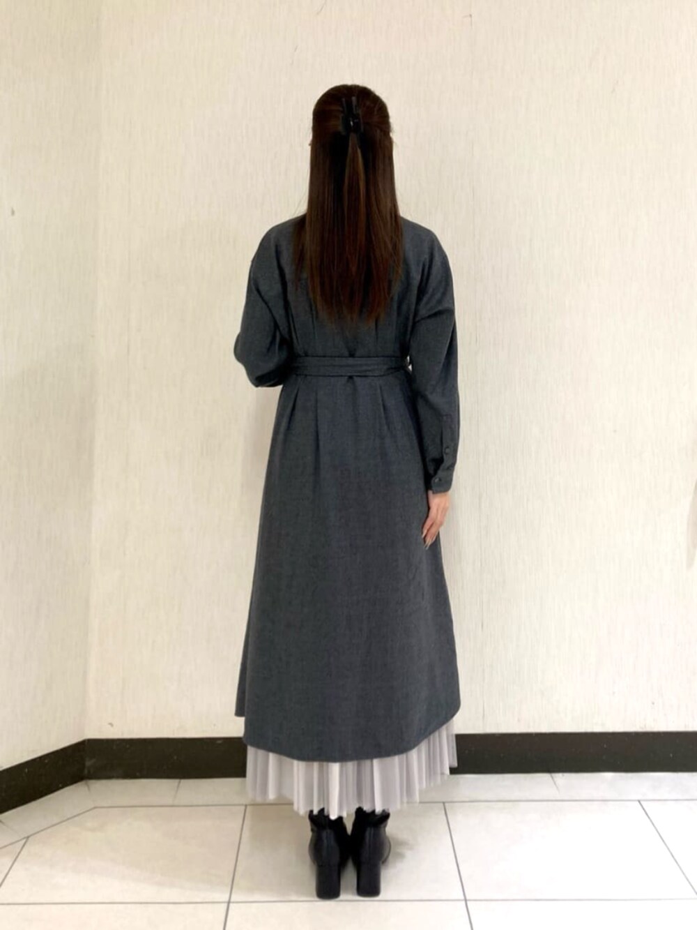 グレー系のスカート、グレー系のワンピース、グレー系のトートバッグを着用したレディースの秋コーディネートの4枚目の写真