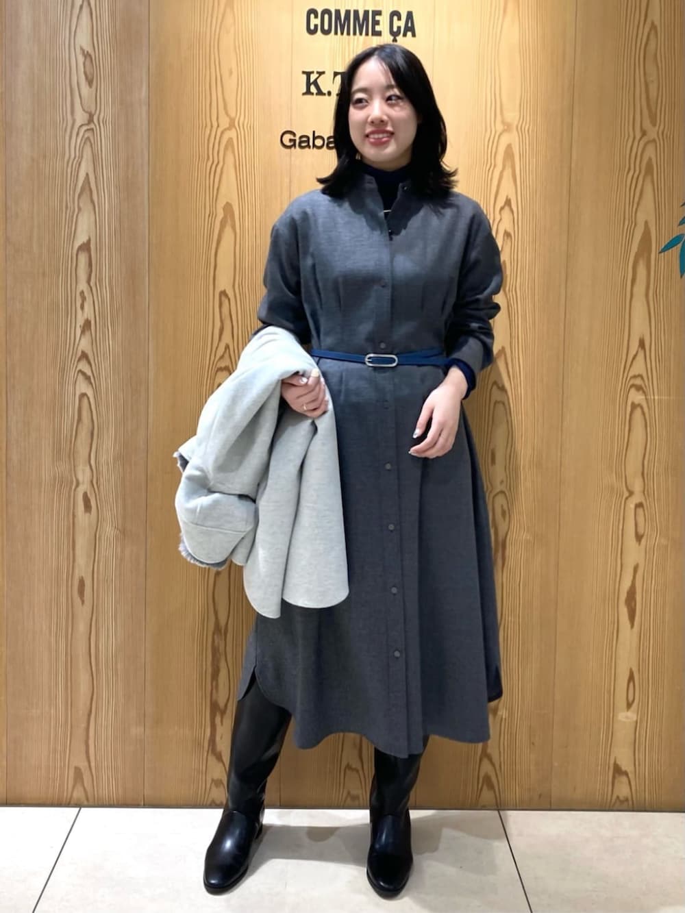 グレー系のその他アウター、グレー系のワンピースを着用したレディースの冬コーディネートの4枚目の写真