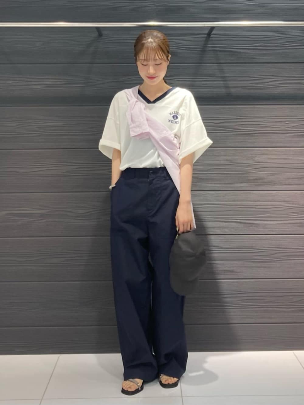 グレー系のサンダル、ホワイト系のTシャツ/カットソー、ブルー系のその他パンツを着用したレディースの夏コーディネートの2枚目の写真
