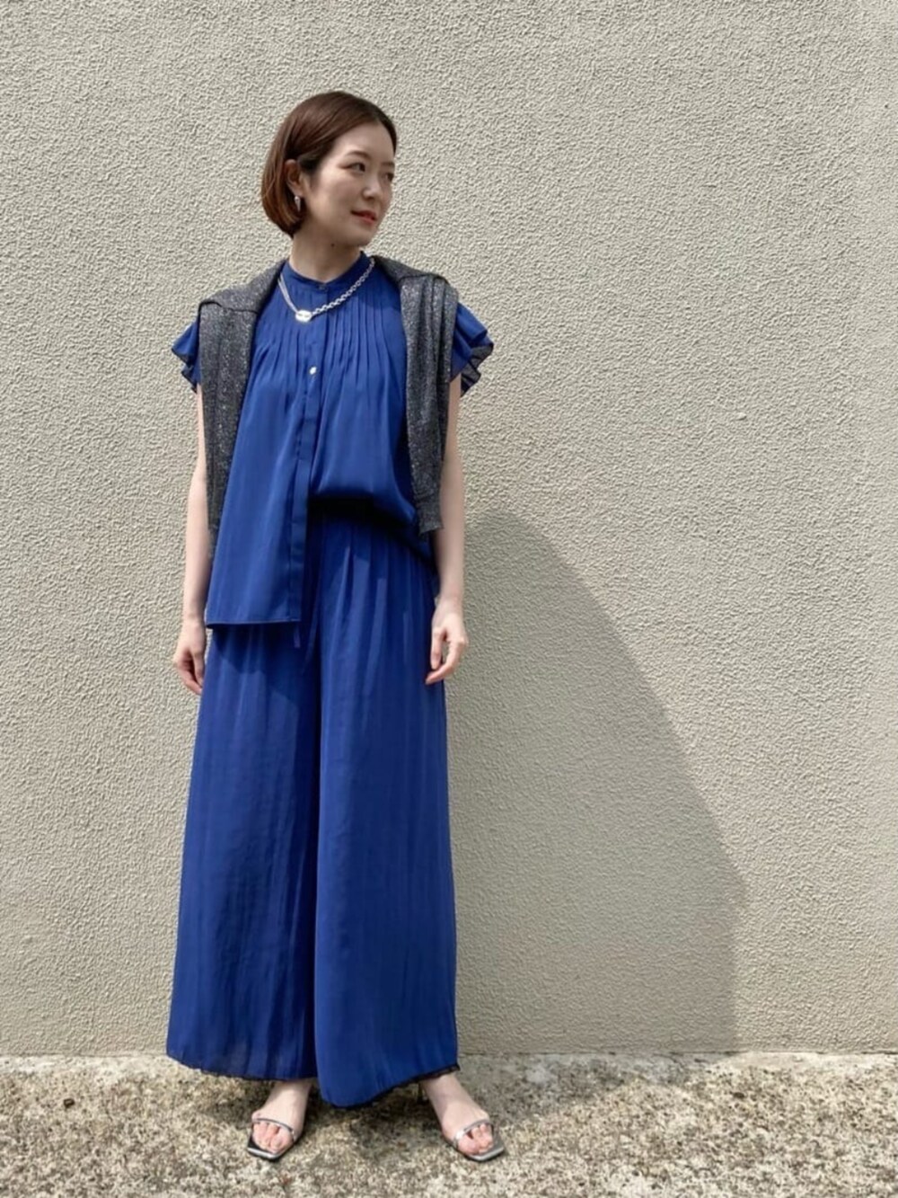 グレー系のカーディガン/ボレロ、ブルー系のシャツ/ブラウス、ブルー系のその他パンツを着用したレディースの夏コーディネートの2枚目の写真