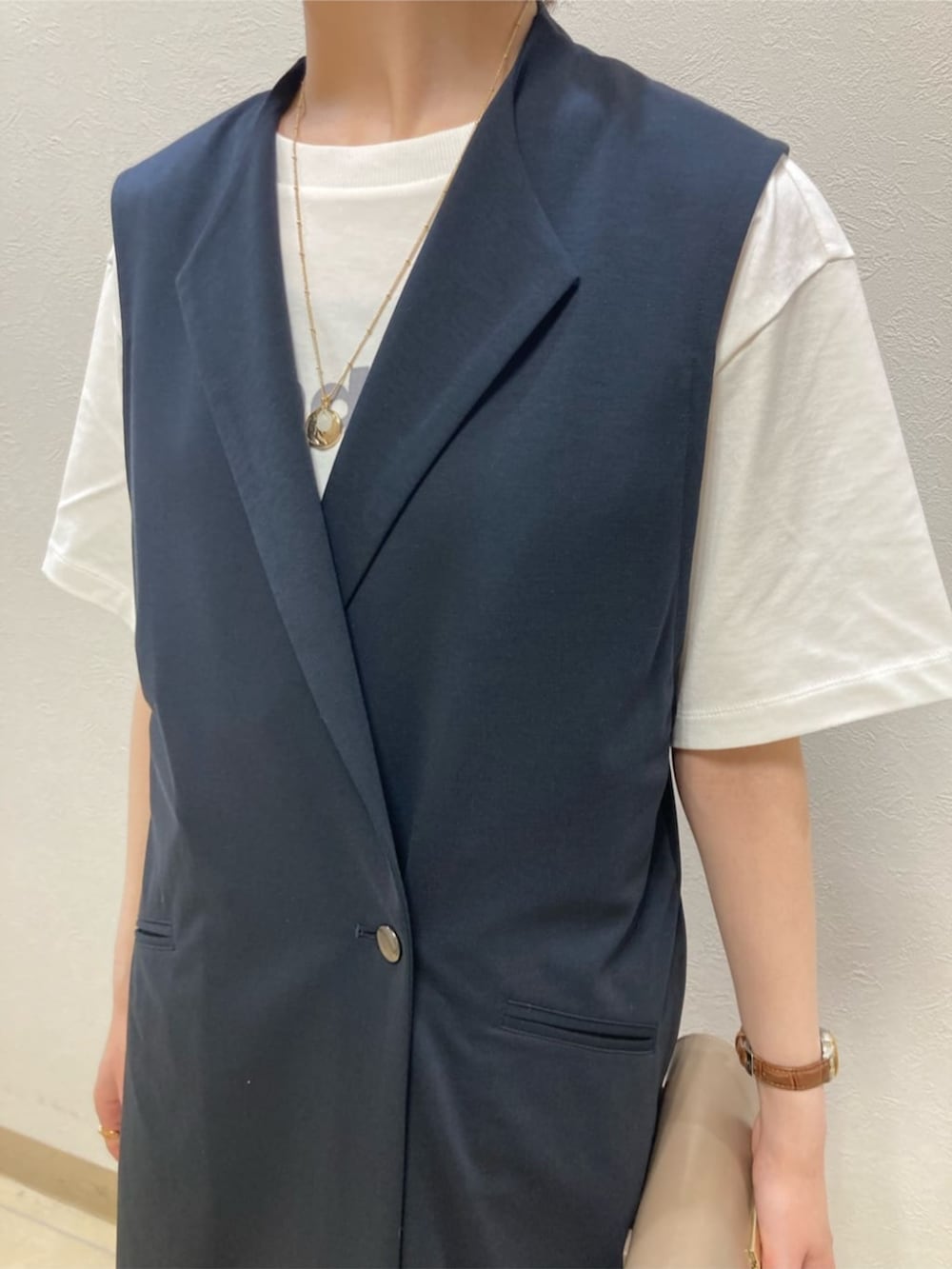 グリーン系のその他パンツ、ブルー系のベスト、ホワイト系のTシャツ/カットソーを着用したレディースの夏コーディネートの4枚目の写真