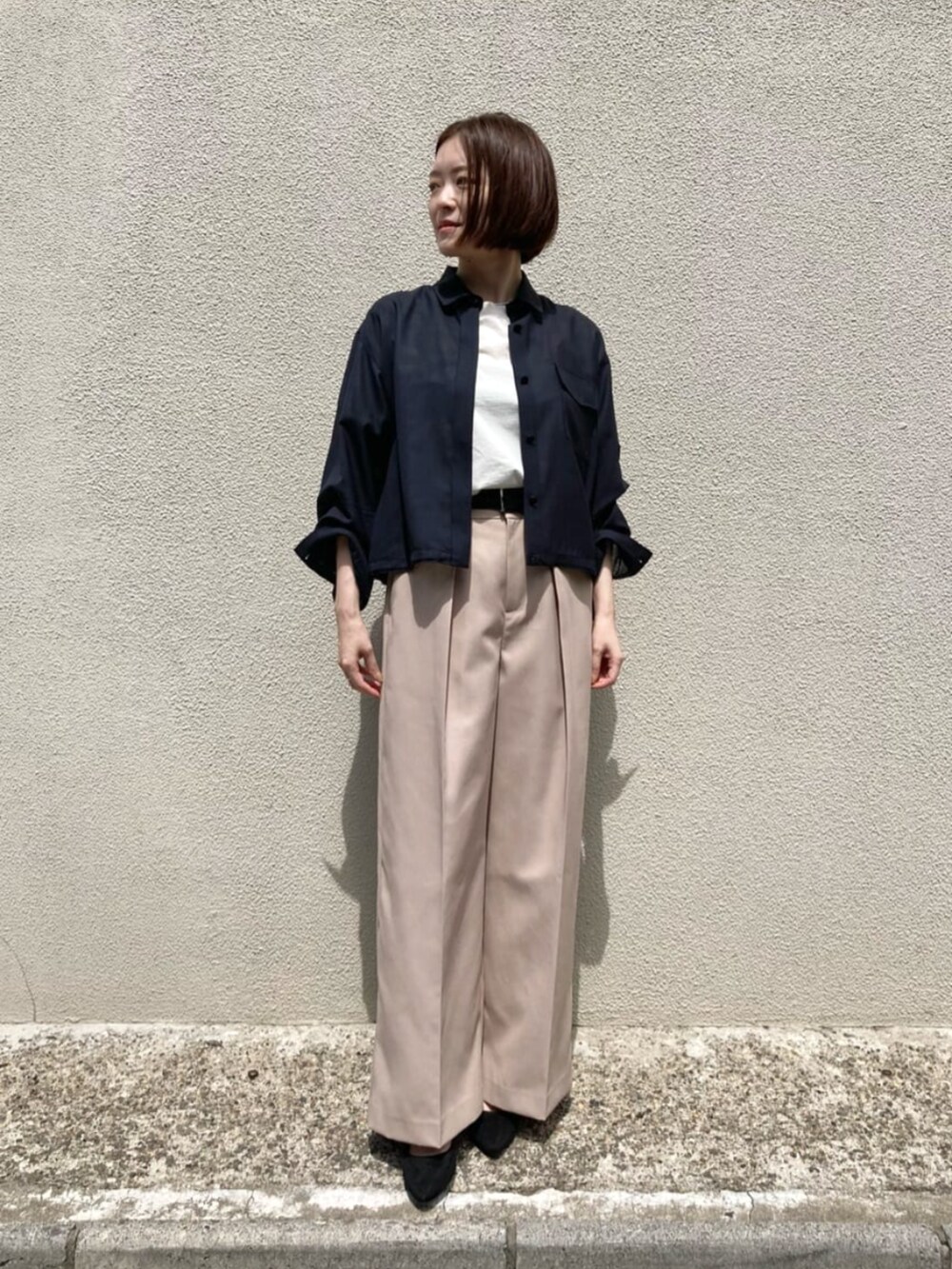 ブルー系のその他アウター、イエロー系のその他パンツ、ホワイト系のTシャツ/カットソーを着用したレディースの秋コーディネートの2枚目の写真