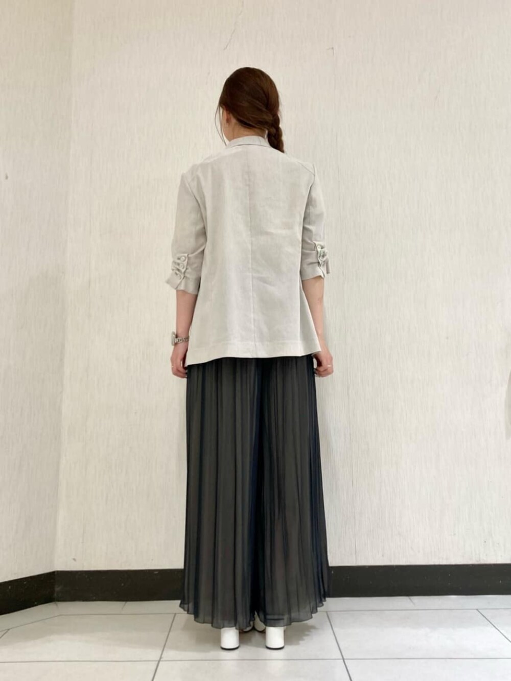 ホワイト系のサンダル、ベージュ系のテーラードジャケット、グレー系のその他パンツを着用したレディースの夏コーディネートの3枚目の写真