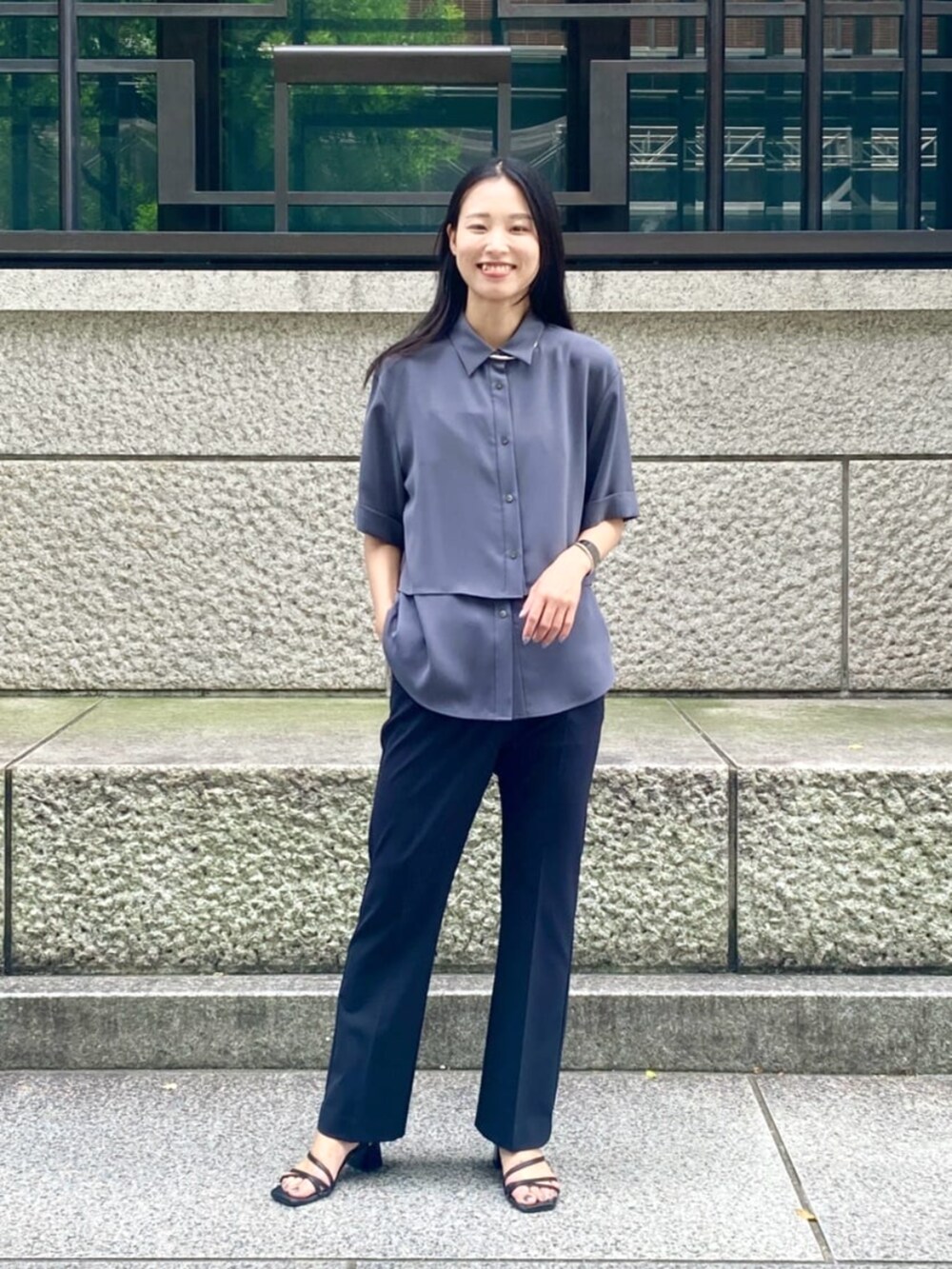 グレー系のシャツ/ブラウス、ブラック系のその他パンツ、シルバー系のブレスレットを着用したレディースの秋コーディネートの2枚目の写真