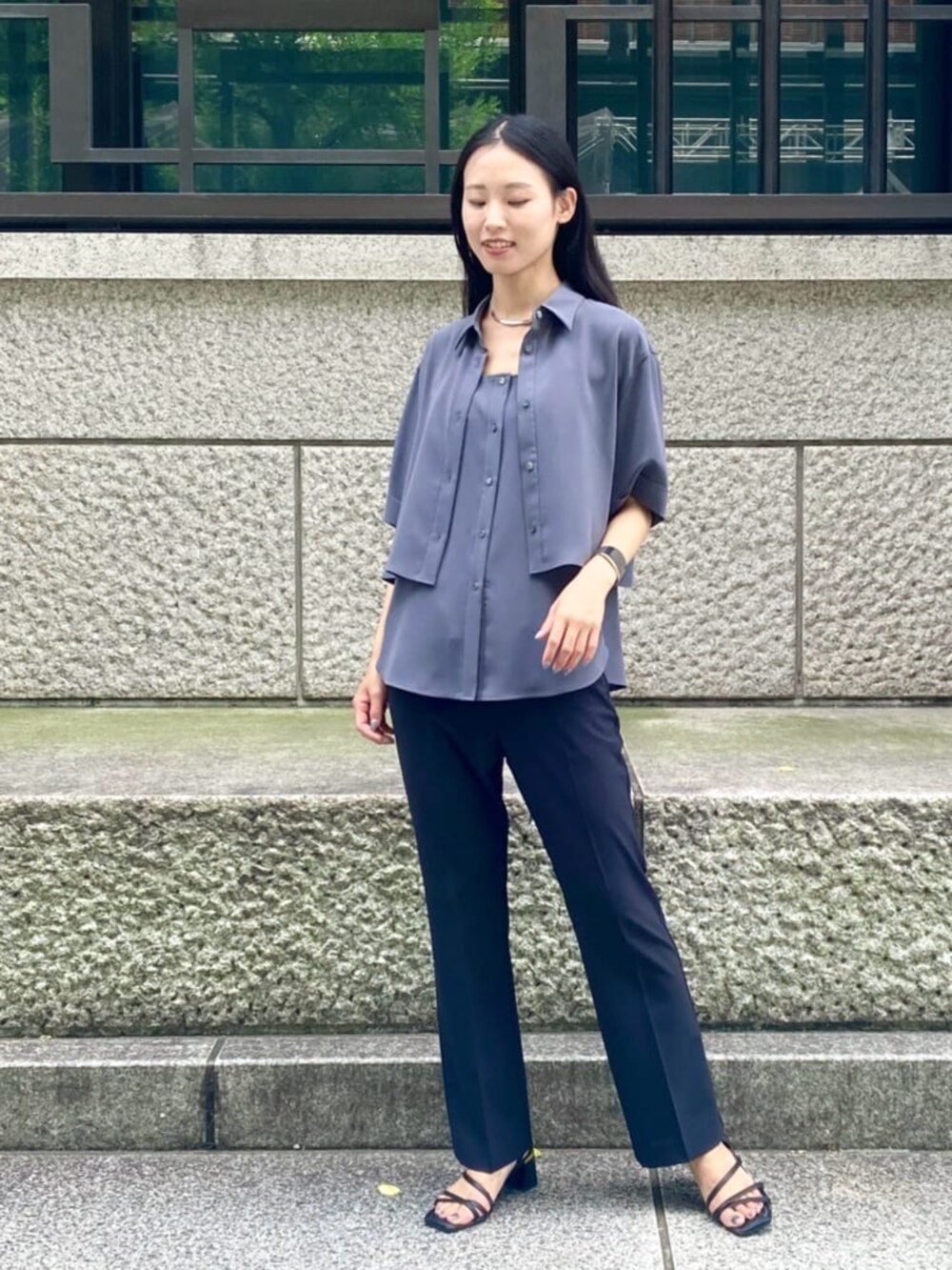 グレー系のシャツ/ブラウス、ブラック系のその他パンツ、シルバー系のブレスレットを着用したレディースの秋コーディネートの3枚目の写真