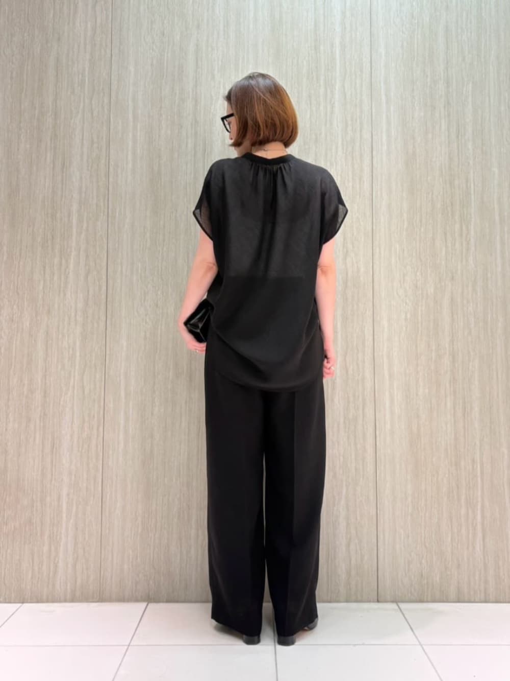 ブラック系のサンダル、ブラック系のシャツ/ブラウス、ブラック系のその他パンツを着用したレディースの夏コーディネートの6枚目の写真