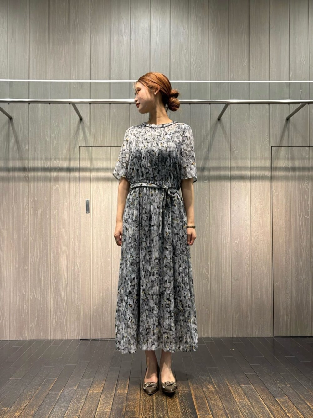 ブラック系のワンピース、ブラック系のライダースジャケットを着用したレディースの夏コーディネートの3枚目の写真