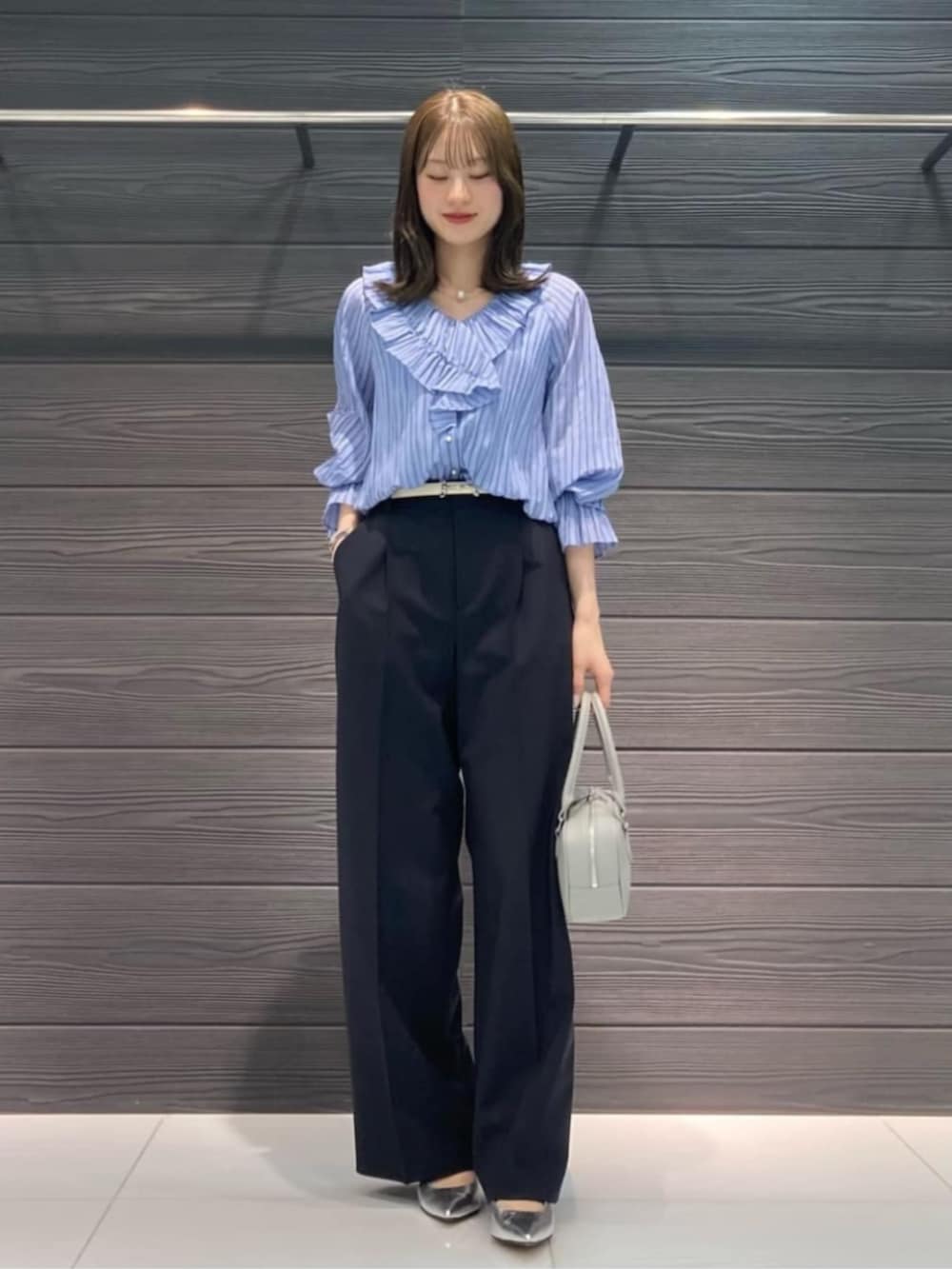 ブルー系のシャツ/ブラウス、ブルー系のスーツパンツを着用したレディースの春コーディネートの3枚目の写真