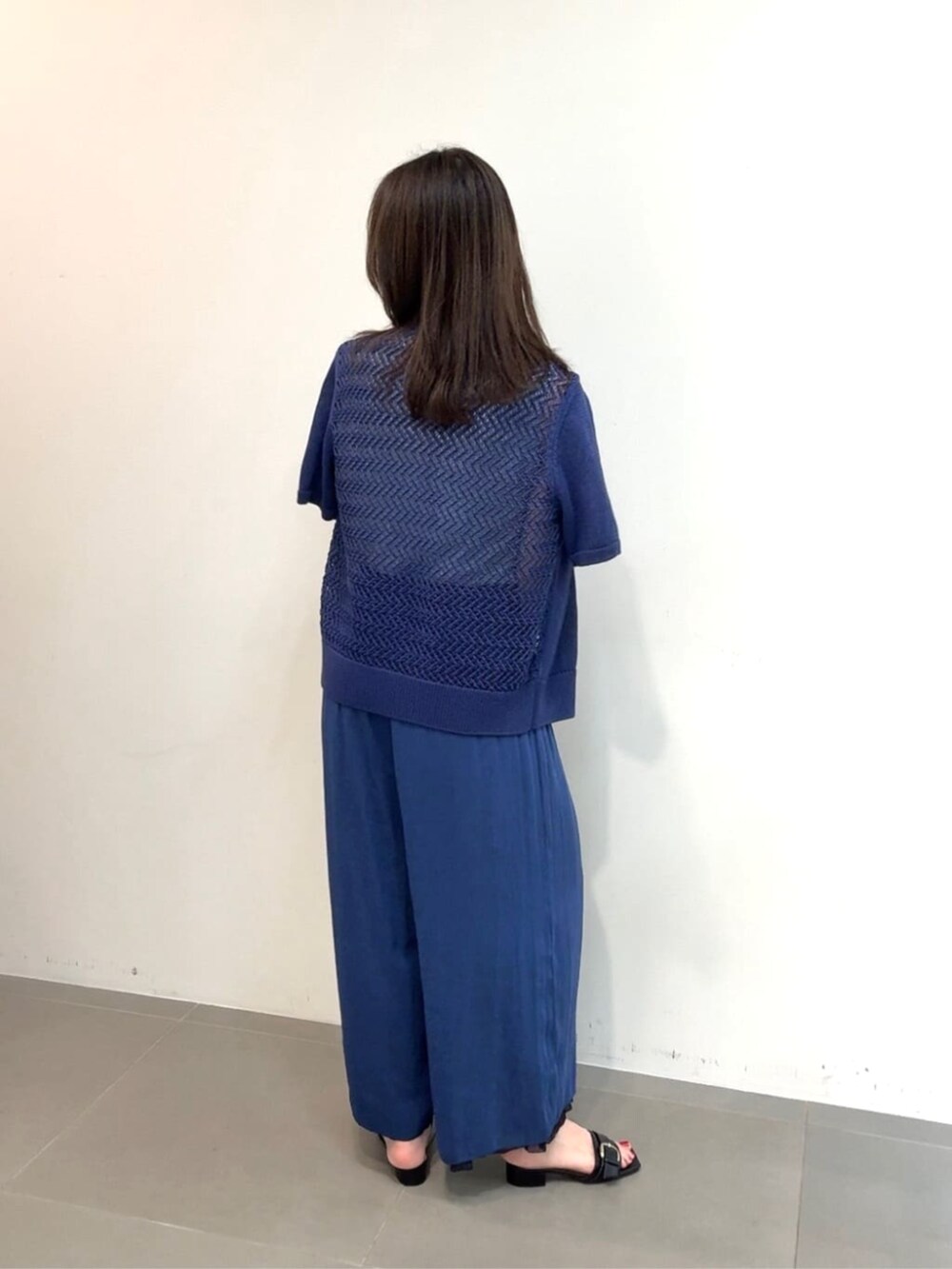 ブルー系のカーディガン/ボレロ、ブルー系のその他パンツを着用したレディースの夏コーディネートの4枚目の写真