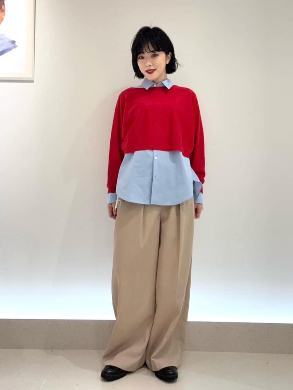 ブラック系のその他シューズ、イエロー系のその他パンツ、レッド系のアンサンブルを着用したレディースの秋コーディネートの3枚目の写真