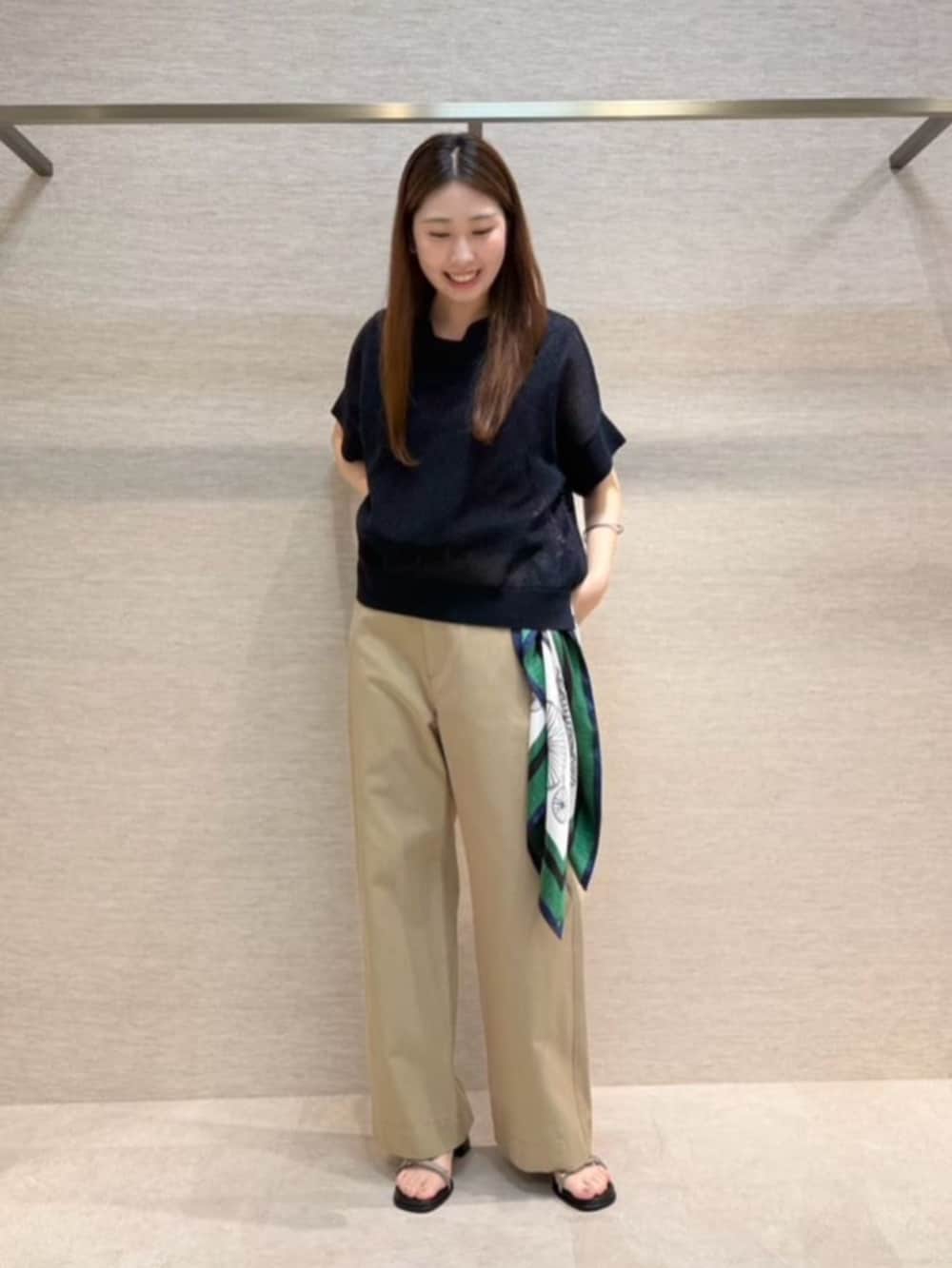 ブルー系のニット/セーター、グリーン系のチノパンツ、グリーン系のストール/ショールを着用したレディースの春コーディネートの3枚目の写真
