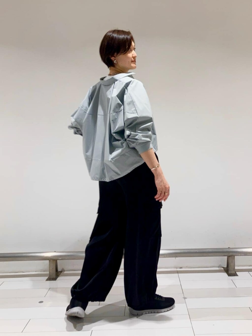 ホワイト系のTシャツ/カットソー、グレー系のブルゾン、ブラック系のその他パンツを着用したレディースの春コーディネートの5枚目の写真