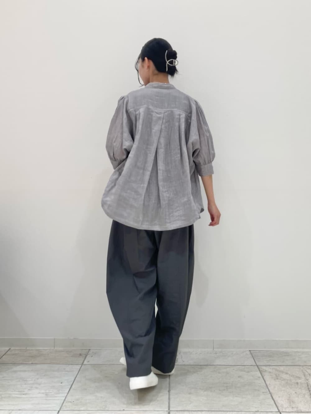 グレー系のシャツ/ブラウス、グレー系のその他パンツ、ブラック系のタンクトップを着用したレディースの夏コーディネートの4枚目の写真