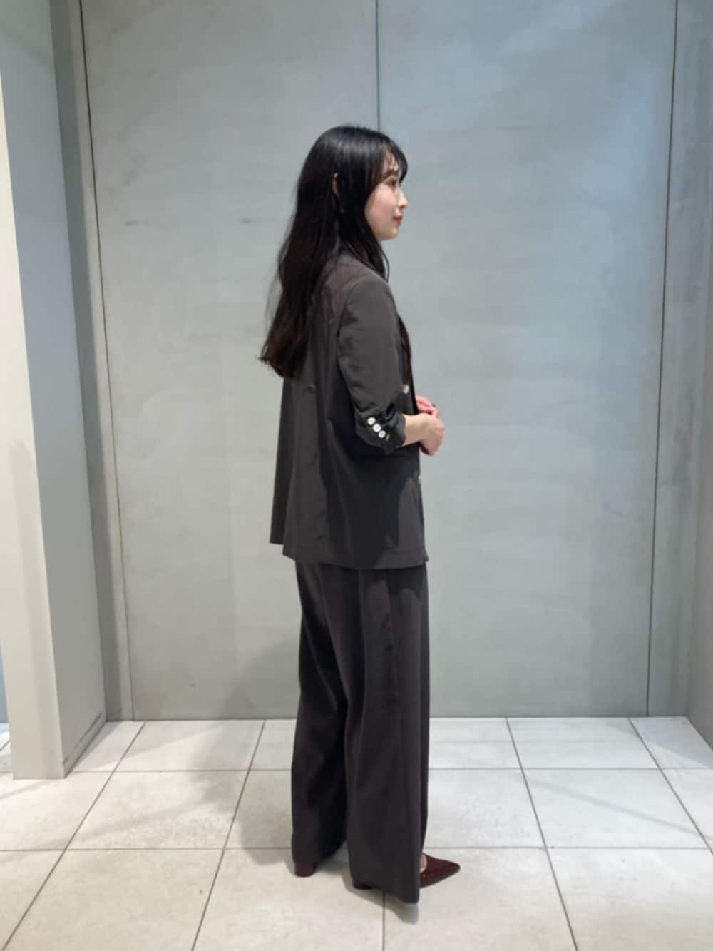 グレー系のテーラードジャケット、グレー系のその他パンツ、ホワイト系のTシャツ/カットソーを着用したレディースの春コーディネートの2枚目の写真