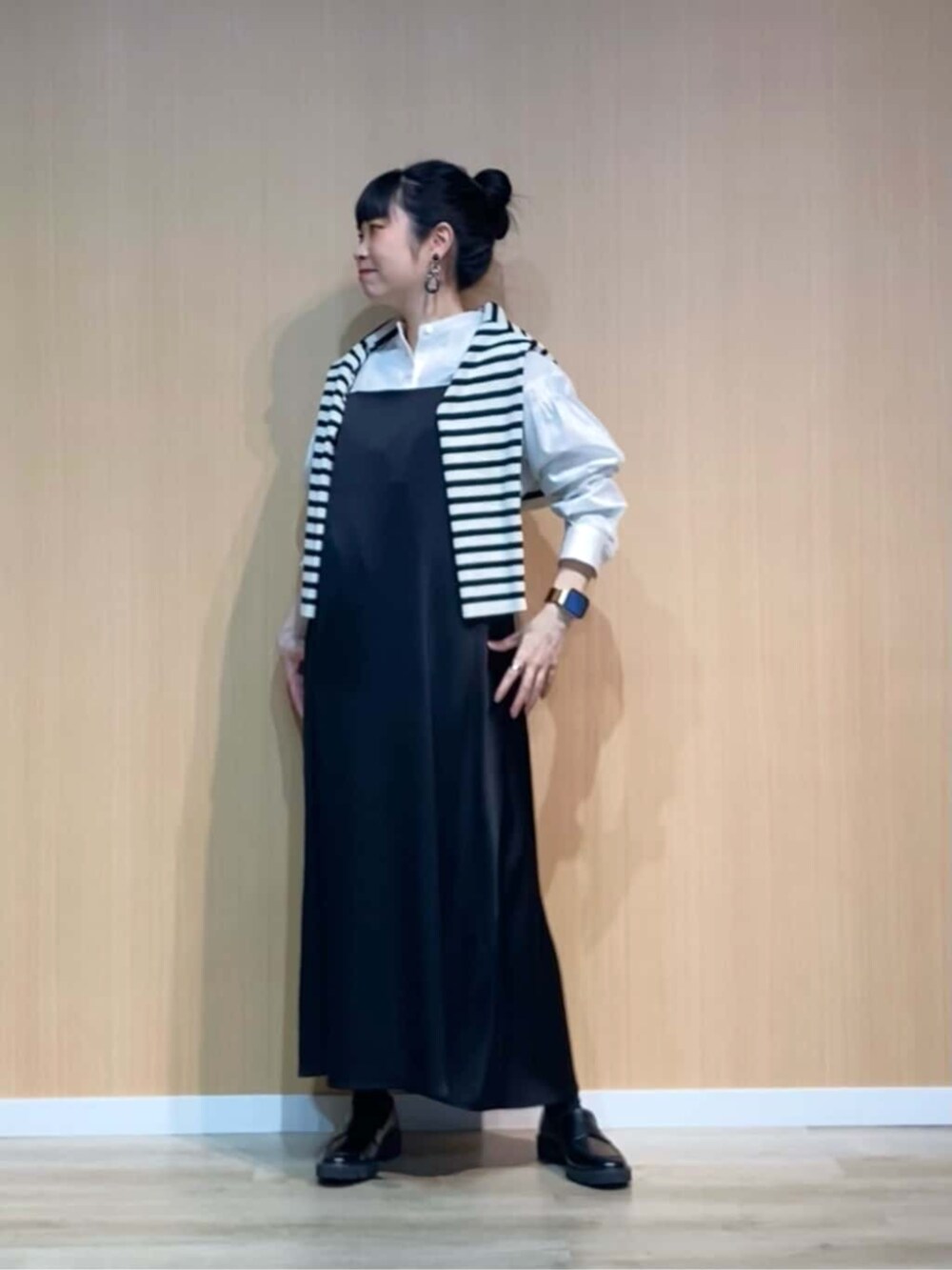 ブラック系のその他シューズ、ホワイト系のカーディガン/ボレロ、ホワイト系のシャツ/ブラウスを着用したレディースの春コーディネートの4枚目の写真