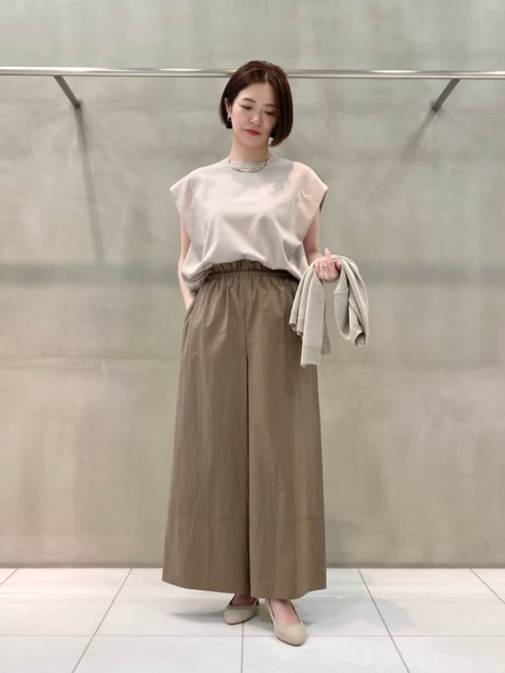 ベージュ系のカーディガン/ボレロ、イエロー系のその他パンツ、ベージュ系のTシャツ/カットソーを着用したレディースの春コーディネートの2枚目の写真