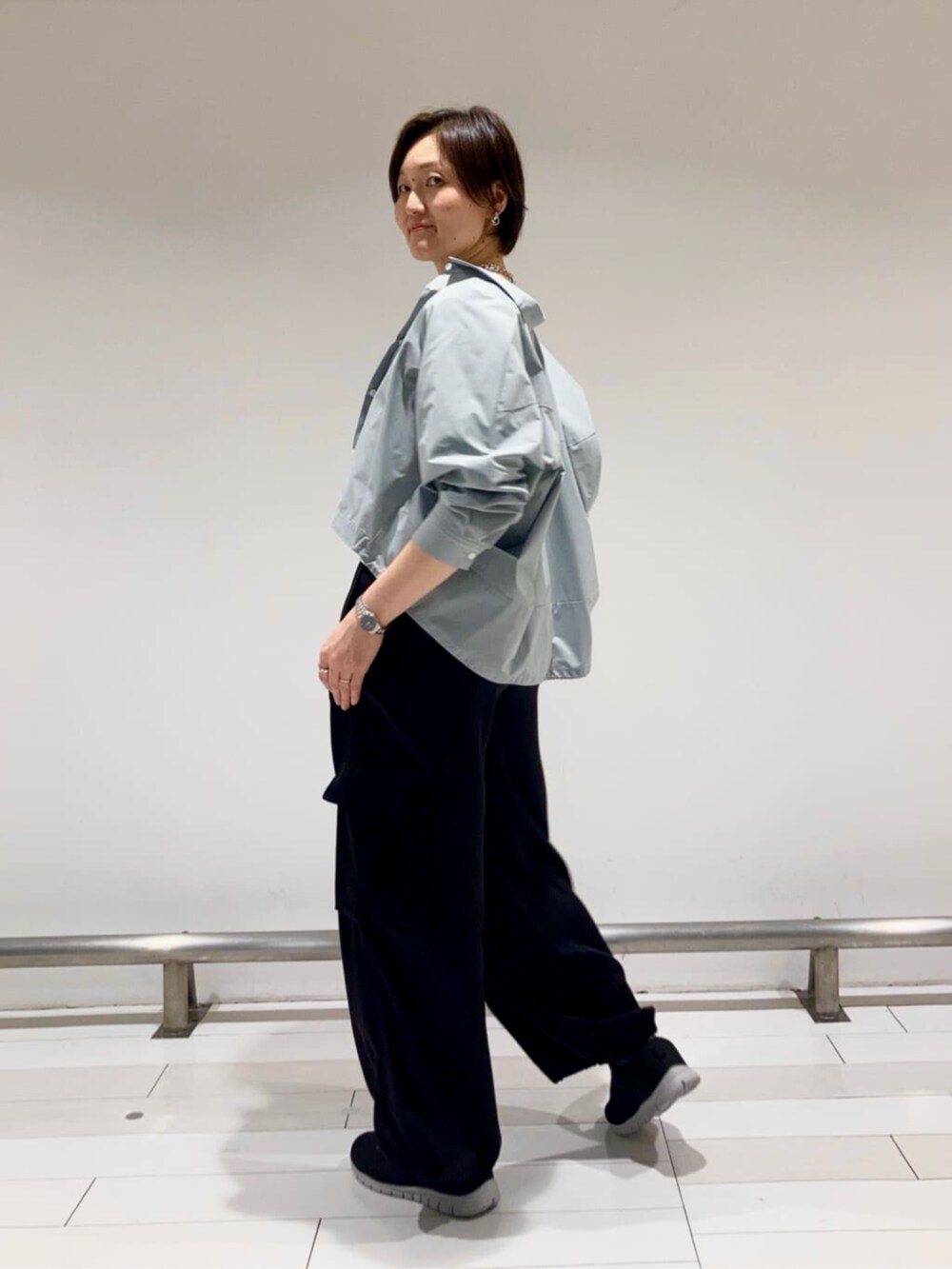 ホワイト系のTシャツ/カットソー、グレー系のブルゾン、ブラック系のその他パンツを着用したレディースの春コーディネートの4枚目の写真