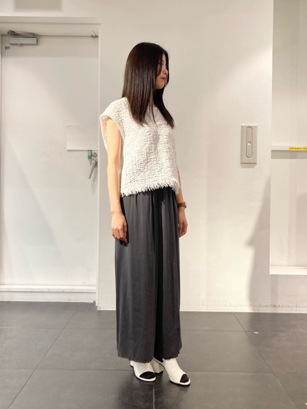 ホワイト系のサンダル、ブラック系のその他パンツ、ホワイト系のニット/セーターを着用したレディースの夏コーディネートの2枚目の写真