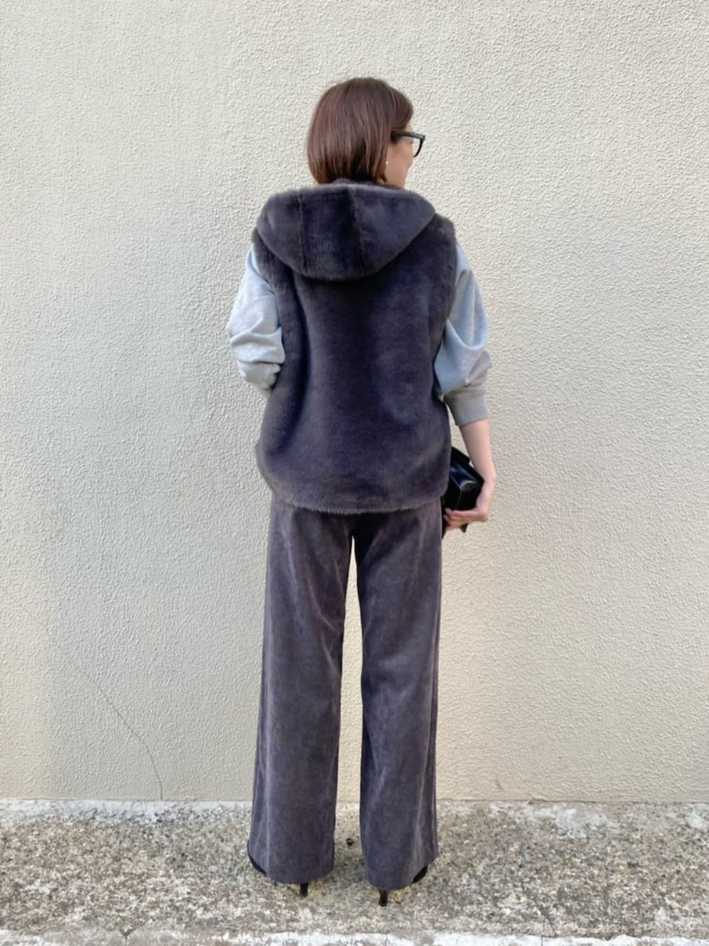 グレー系のベスト、グレー系のTシャツ/カットソー、グレー系のその他パンツを着用したレディースの秋コーディネートの6枚目の写真