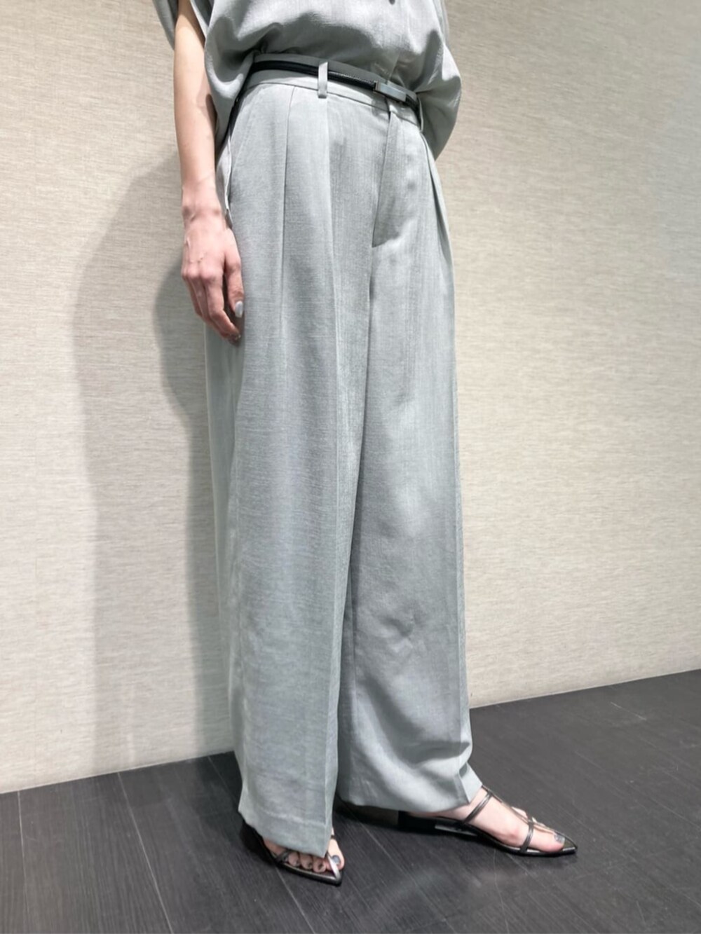 グレー系のシャツ/ブラウス、グレー系のその他パンツを着用したレディースの夏コーディネートの7枚目の写真