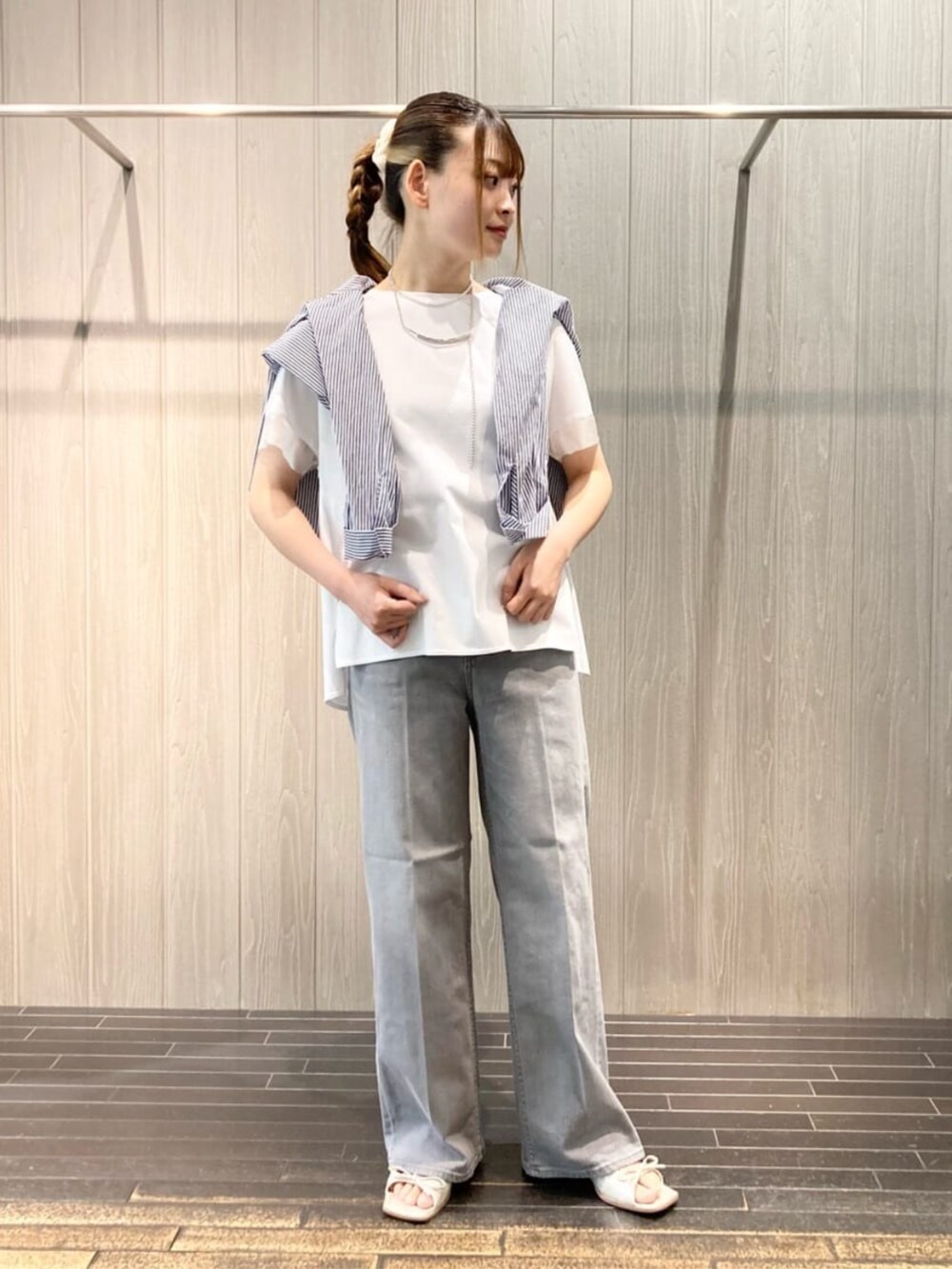 グレー系のデニムパンツ、ブルー系のシャツ/ブラウス、ホワイト系のトップスを着用したレディースの夏コーディネートの3枚目の写真