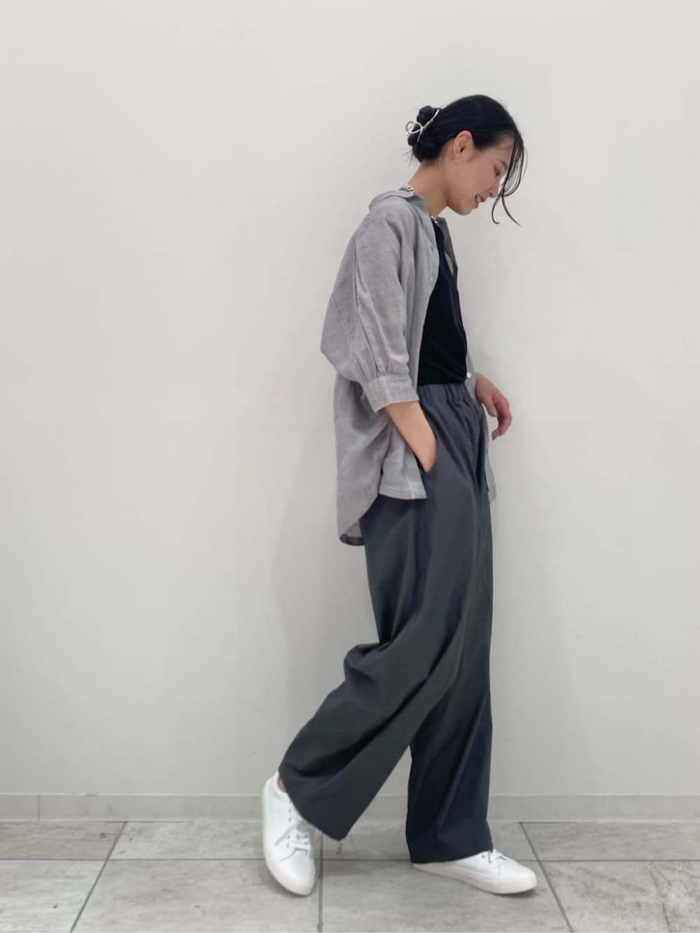 グレー系のシャツ/ブラウス、グレー系のその他パンツ、ブラック系のタンクトップを着用したレディースの夏コーディネートの2枚目の写真