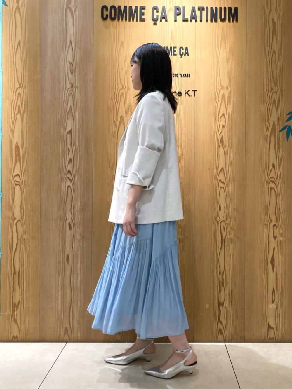 シルバー系のパンプス、ブルー系のスカート、ブルー系のシャツ/ブラウスを着用したレディースの春コーディネートの3枚目の写真