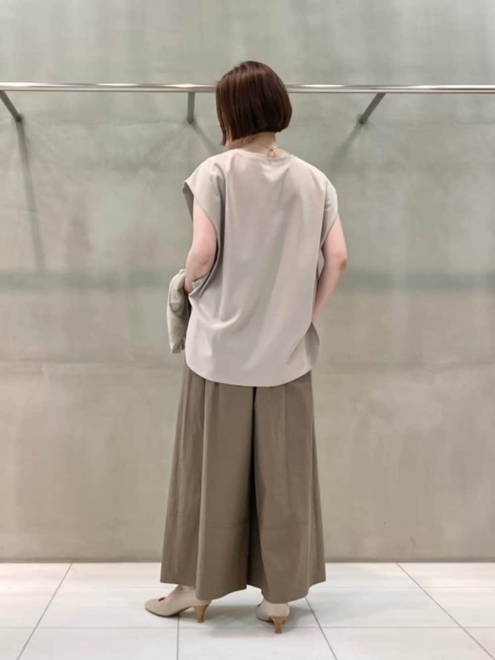 ベージュ系のカーディガン/ボレロ、イエロー系のその他パンツ、ベージュ系のTシャツ/カットソーを着用したレディースの春コーディネートの4枚目の写真
