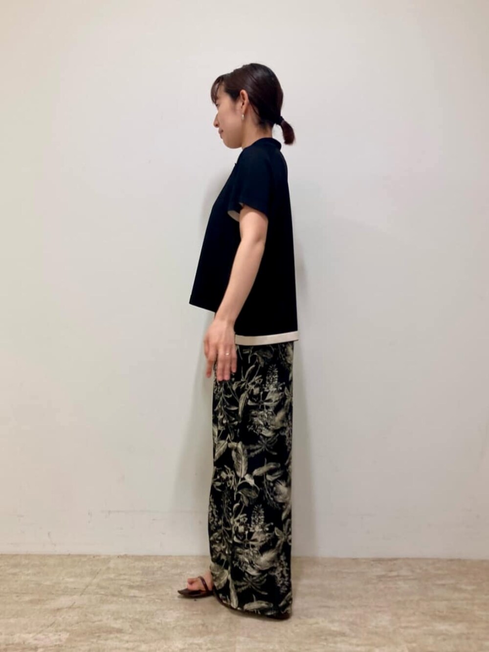 ブラック系のその他パンツ、ブラック系のニット/セーターを着用したレディースの秋コーディネートの2枚目の写真