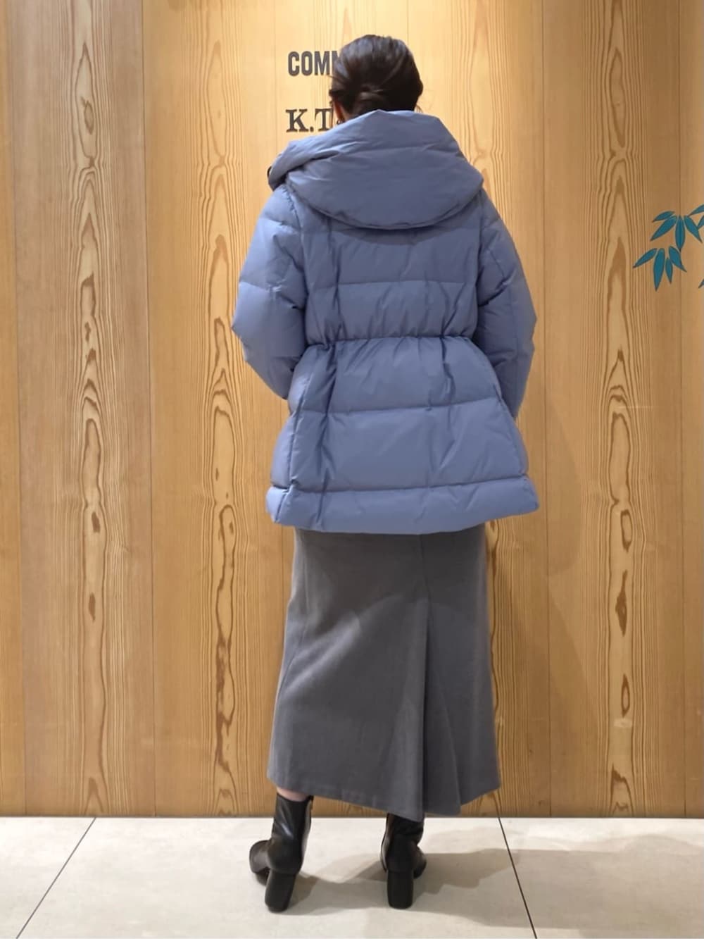 ブルー系のシャツ/ブラウス、ブルー系のダウンジャケット/コート、グレー系のスカートを着用したレディースの冬コーディネートの4枚目の写真