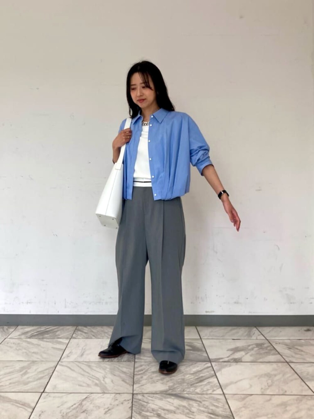 ホワイト系のショルダーバッグ、ホワイト系のTシャツ/カットソー、グレー系のその他パンツを着用したレディースの春コーディネートの3枚目の写真