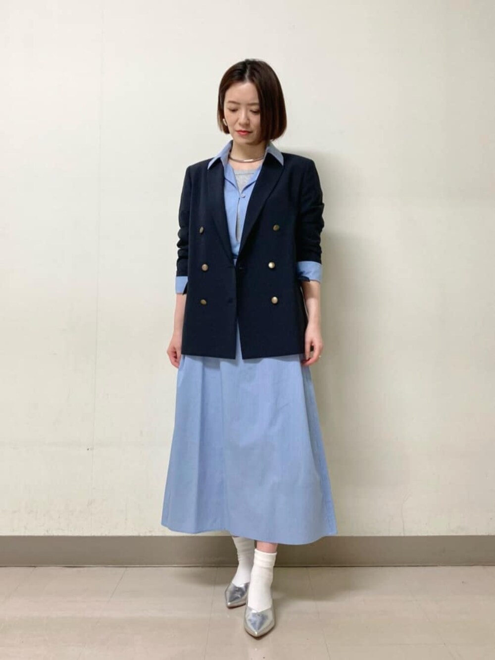 ブルー系のセットアップ、ブルー系のシャツワンピース、シルバー系のタンクトップを着用したレディースの春コーディネートの3枚目の写真