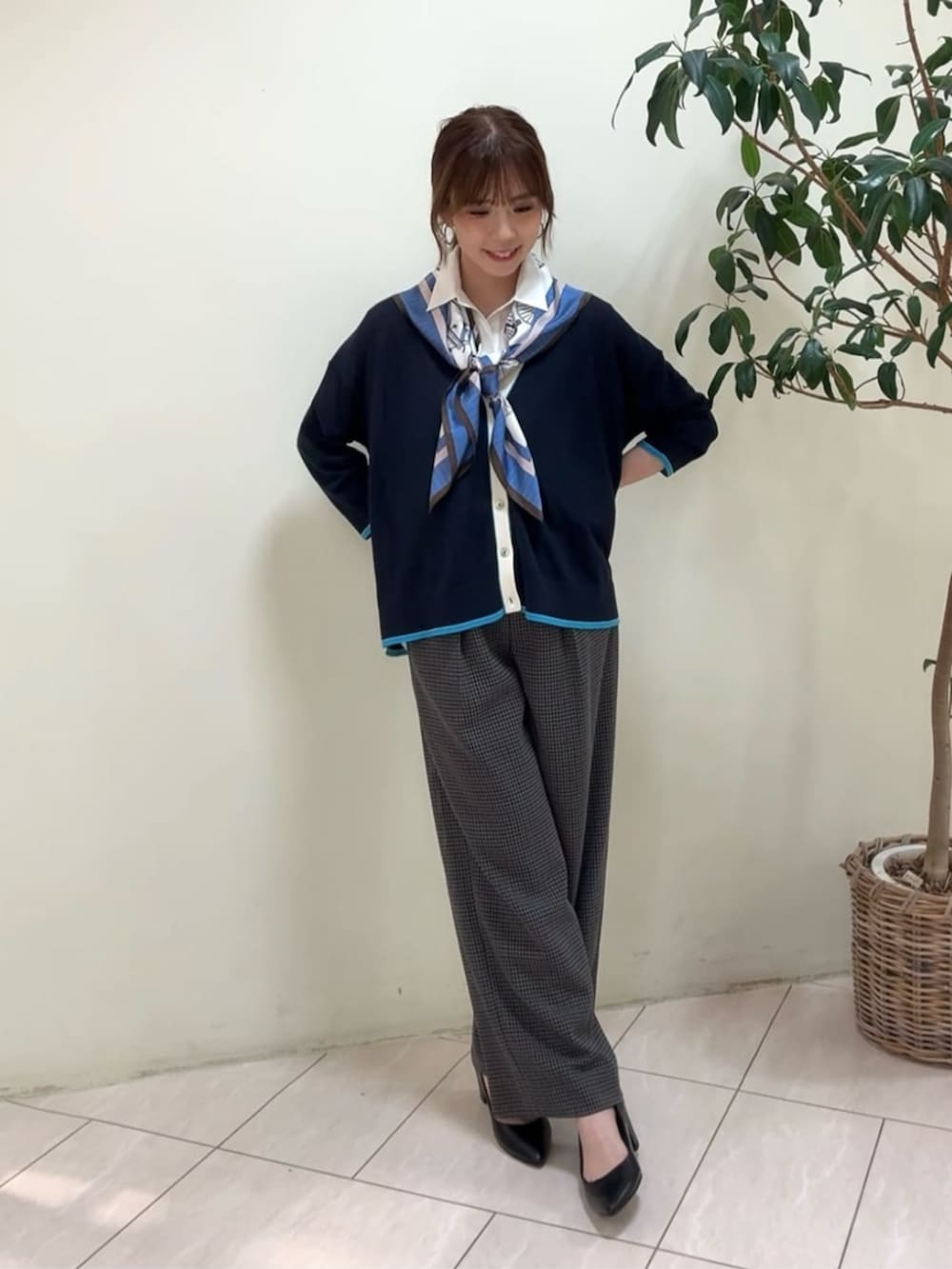 グレー系のその他パンツ、ブルー系のカーディガン/ボレロ、ブルー系のストール/ショールを着用したレディースの夏コーディネートの3枚目の写真